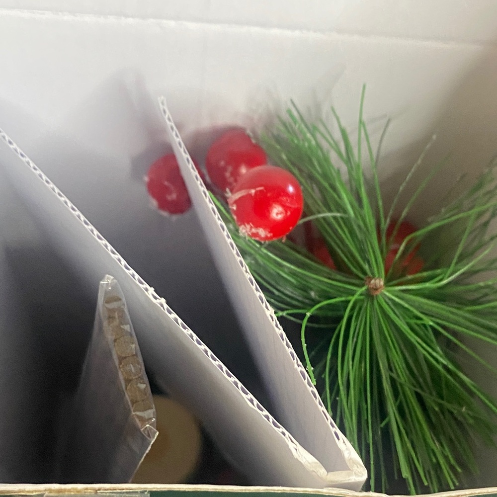 Festive Reed Diffuser with Red Berries - Picture 3 of 5